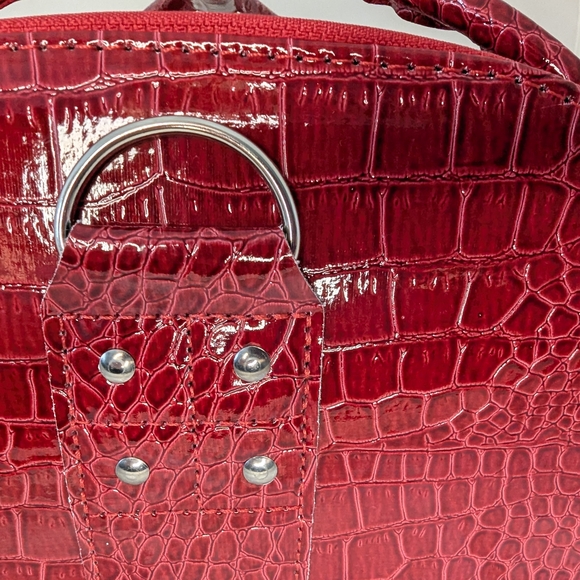 Make-Up Case - Elegant Red Crocodile-Embossed Make-Up Bag - Picture 5 of 10